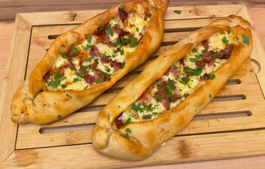 Ανακάλυψε το αγαπημένο πεϊνιρλί, μια γευστική εμπειρία με αφράτη ζύμη, λιωμένα τυριά και απολαυστική υφή που θα σε ταξιδέψει σε κάθε μπουκιά.