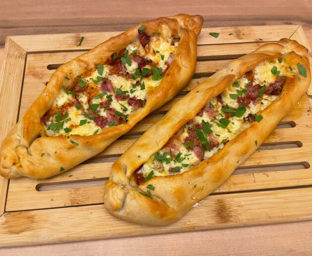 Ανακάλυψε το αγαπημένο πεϊνιρλί, μια γευστική εμπειρία με αφράτη ζύμη, λιωμένα τυριά και απολαυστική υφή που θα σε ταξιδέψει σε κάθε μπουκιά.