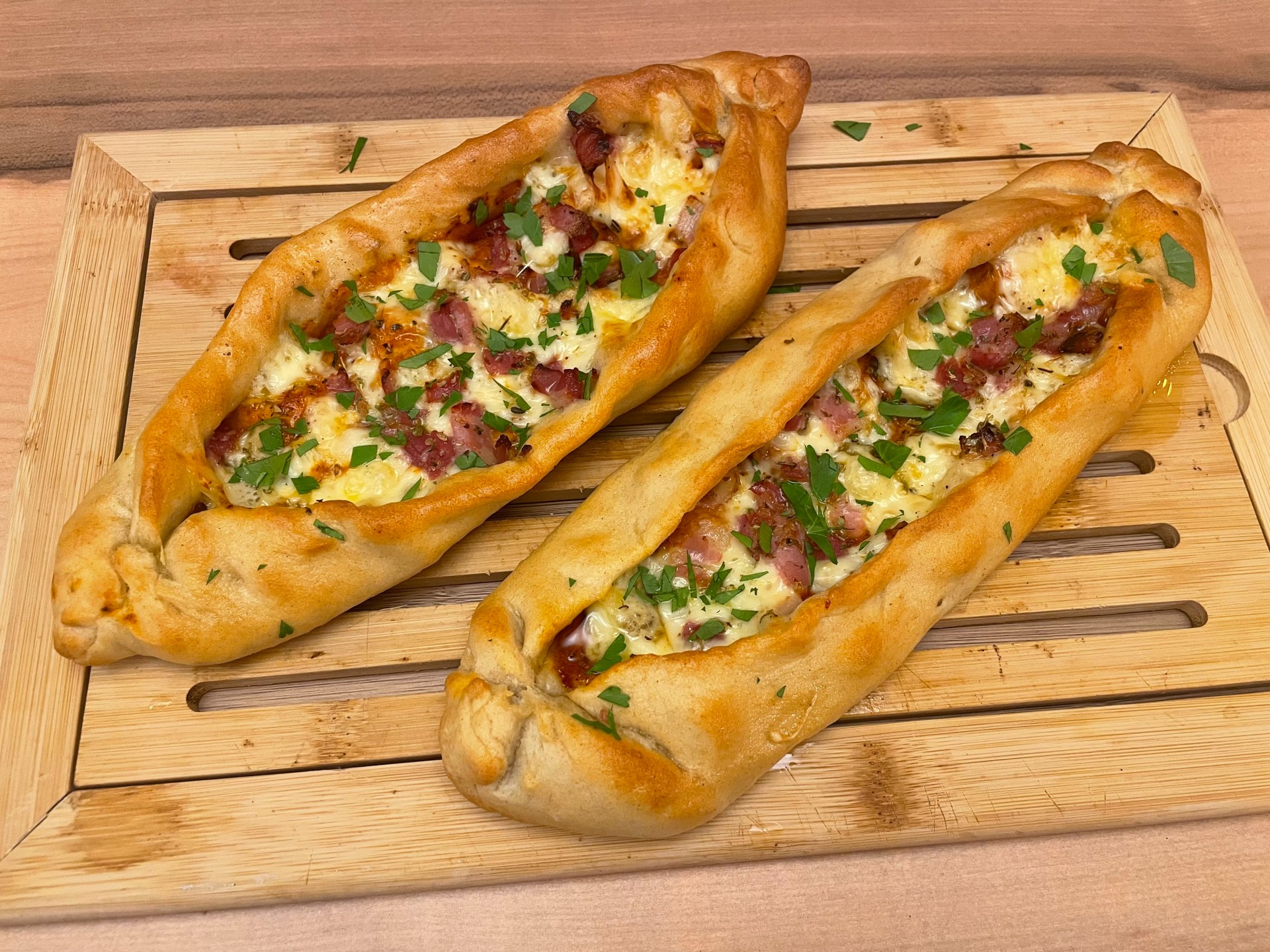 Ανακάλυψε το αγαπημένο πεϊνιρλί, μια γευστική εμπειρία με αφράτη ζύμη, λιωμένα τυριά και απολαυστική υφή που θα σε ταξιδέψει σε κάθε μπουκιά.