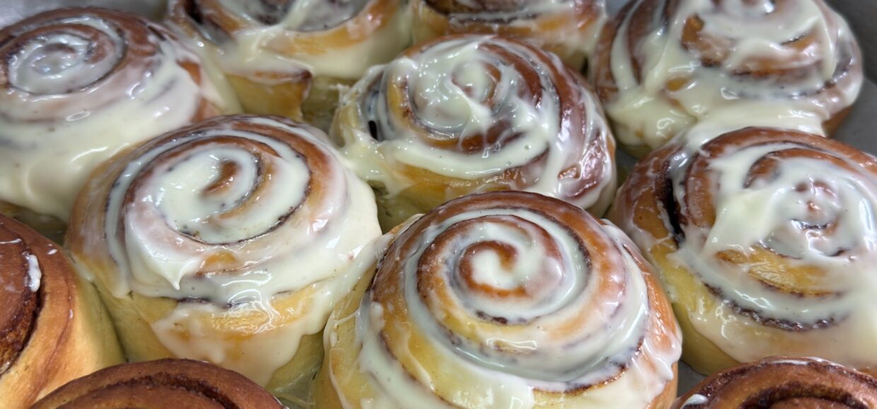 Τα πιο αφράτα ρολά κανέλας που έχεις δοκιμάσει! Συνταγή για αυθεντικά Cinnamon Rolls με πλούσιο άρωμα και απίθανη γεύση.