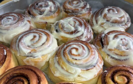 Τα πιο αφράτα ρολά κανέλας που έχεις δοκιμάσει! Συνταγή για αυθεντικά Cinnamon Rolls με πλούσιο άρωμα και απίθανη γεύση.