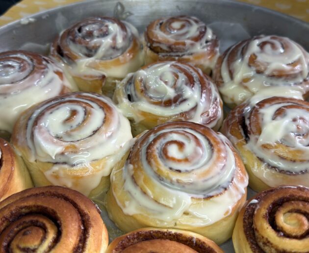 Τα πιο αφράτα ρολά κανέλας που έχεις δοκιμάσει! Συνταγή για αυθεντικά Cinnamon Rolls με πλούσιο άρωμα και απίθανη γεύση.