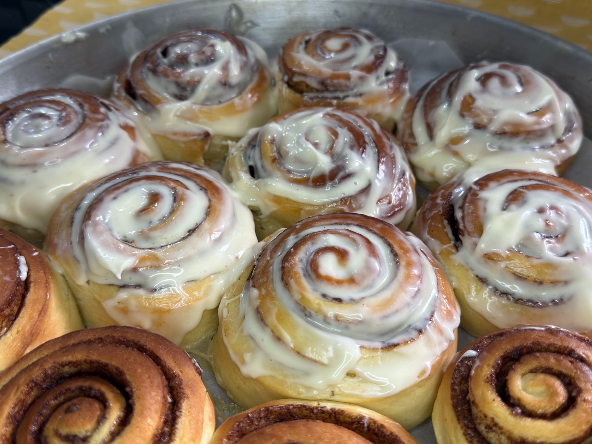 Τα πιο αφράτα ρολά κανέλας που έχεις δοκιμάσει! Συνταγή για αυθεντικά Cinnamon Rolls με πλούσιο άρωμα και απίθανη γεύση.