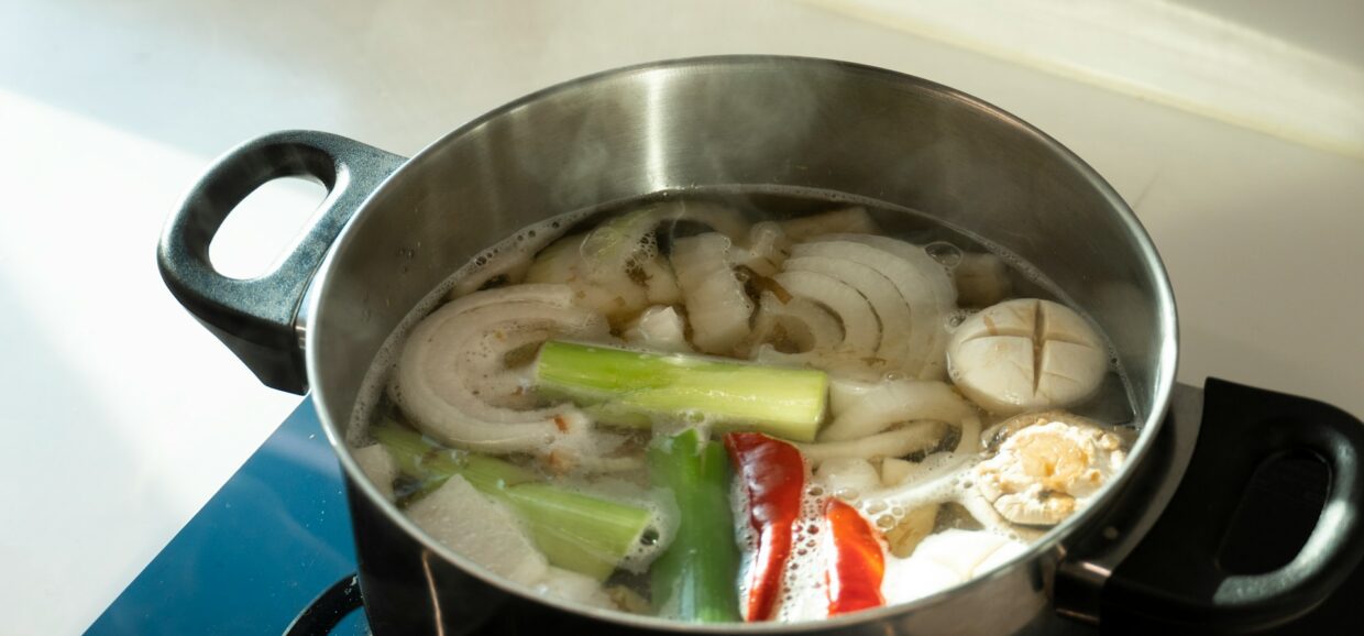 Ανακάλυψε τη διαφορά ανάμεσα στο stock και το broth — δύο βασικά υγρά στη μαγειρική που μοιάζουν αλλά εξυπηρετούν διαφορετικούς σκοπούς.