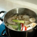 Ανακάλυψε τη διαφορά ανάμεσα στο stock και το broth — δύο βασικά υγρά στη μαγειρική που μοιάζουν αλλά εξυπηρετούν διαφορετικούς σκοπούς.