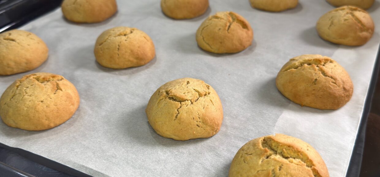 Ζεστά αρώματα κανέλας και μήλου σε αφράτα, αρωματικά μπισκότα που γεμίζουν το σπίτι θαλπωρή. Μια απλή και γευστική συνταγή για κάθε στιγμή.