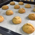 Ζεστά αρώματα κανέλας και μήλου σε αφράτα, αρωματικά μπισκότα που γεμίζουν το σπίτι θαλπωρή. Μια απλή και γευστική συνταγή για κάθε στιγμή.