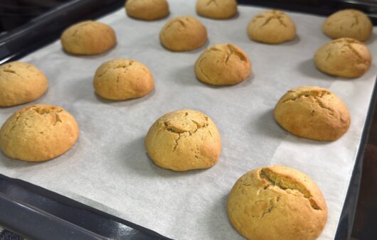 Ζεστά αρώματα κανέλας και μήλου σε αφράτα, αρωματικά μπισκότα που γεμίζουν το σπίτι θαλπωρή. Μια απλή και γευστική συνταγή για κάθε στιγμή.