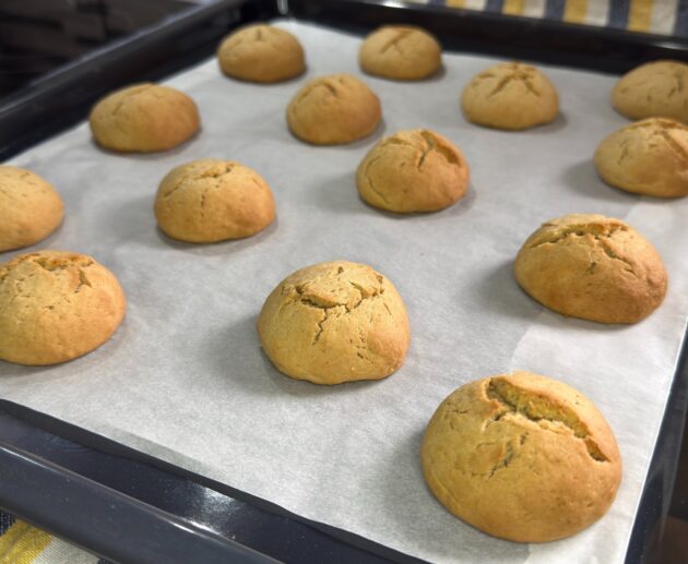 Ζεστά αρώματα κανέλας και μήλου σε αφράτα, αρωματικά μπισκότα που γεμίζουν το σπίτι θαλπωρή. Μια απλή και γευστική συνταγή για κάθε στιγμή.