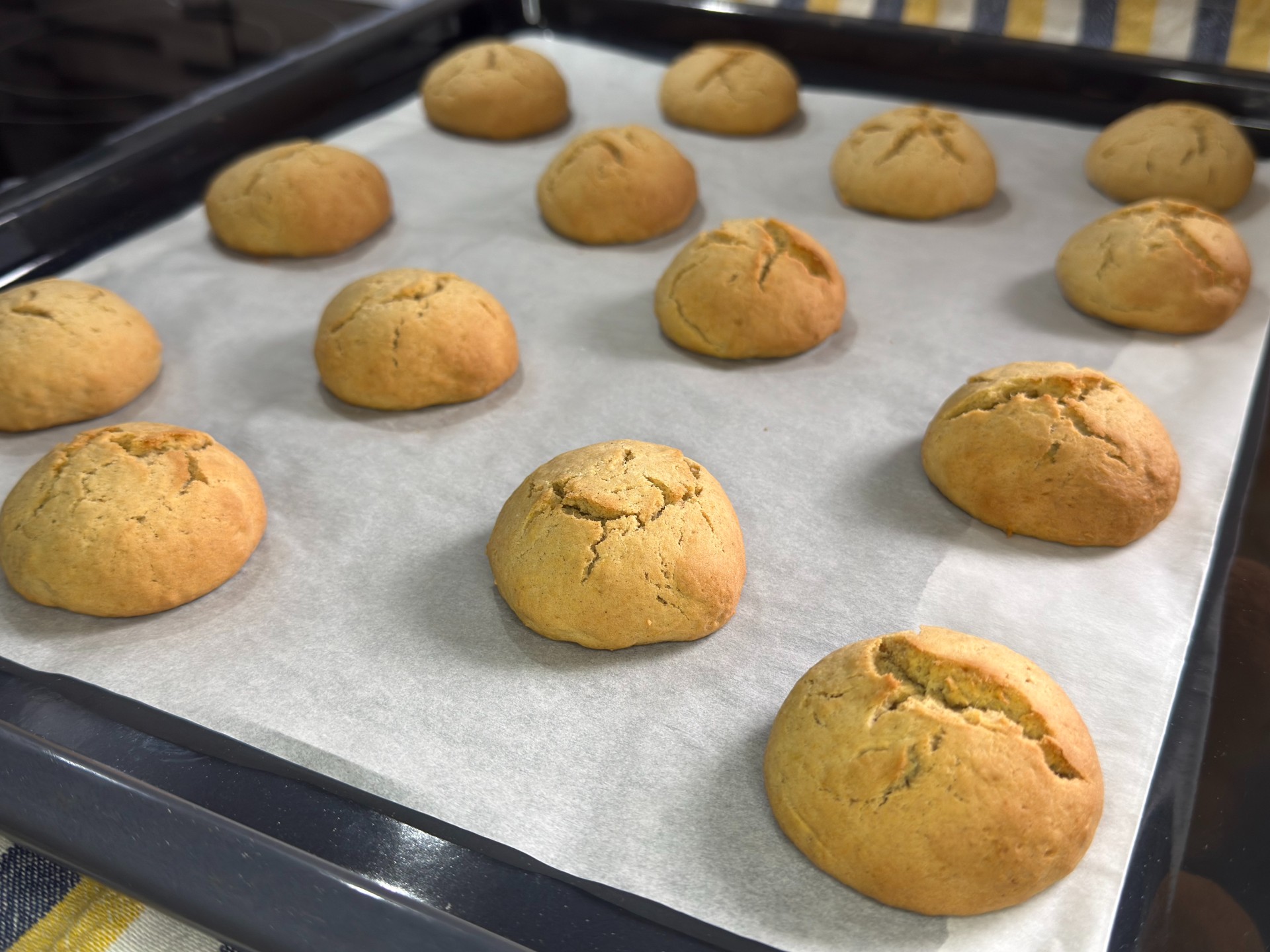 Ζεστά αρώματα κανέλας και μήλου σε αφράτα, αρωματικά μπισκότα που γεμίζουν το σπίτι θαλπωρή. Μια απλή και γευστική συνταγή για κάθε στιγμή.