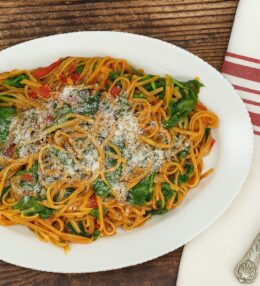 Λιγκουίνι Με Ντομάτα Και Σπανάκι