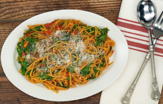 Θες κάτι νόστιμο στα γρήγορα; Δοκίμασε αυτά τα λιγκουίνι με ντομάτα, σπανάκι και παρμεζάνα – απλό, γρήγορο και γεμάτο γεύση!