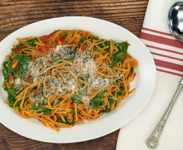 Θες κάτι νόστιμο στα γρήγορα; Δοκίμασε αυτά τα λιγκουίνι με ντομάτα, σπανάκι και παρμεζάνα – απλό, γρήγορο και γεμάτο γεύση!