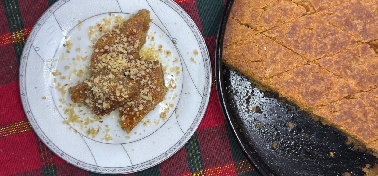 Δοκιμάστε τη συνταγή για μελομακάρονα ταψιού. Η πιο εύκολη, αφράτη και αρωματική εκδοχή του αγαπημένου χριστουγεννιάτικου γλυκού.