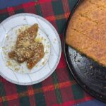 Δοκιμάστε τη συνταγή για μελομακάρονα ταψιού. Η πιο εύκολη, αφράτη και αρωματική εκδοχή του αγαπημένου χριστουγεννιάτικου γλυκού.