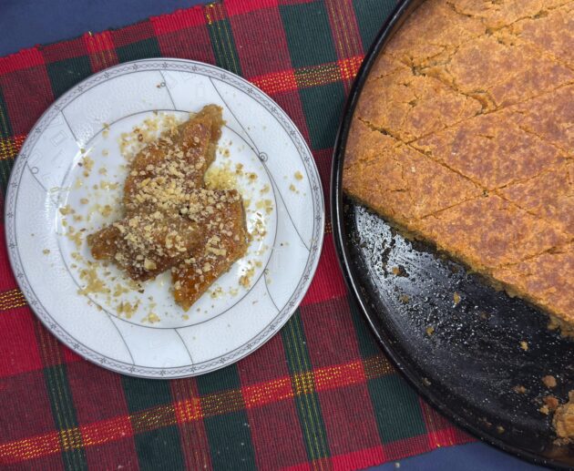 Δοκιμάστε τη συνταγή για μελομακάρονα ταψιού. Η πιο εύκολη, αφράτη και αρωματική εκδοχή του αγαπημένου χριστουγεννιάτικου γλυκού.