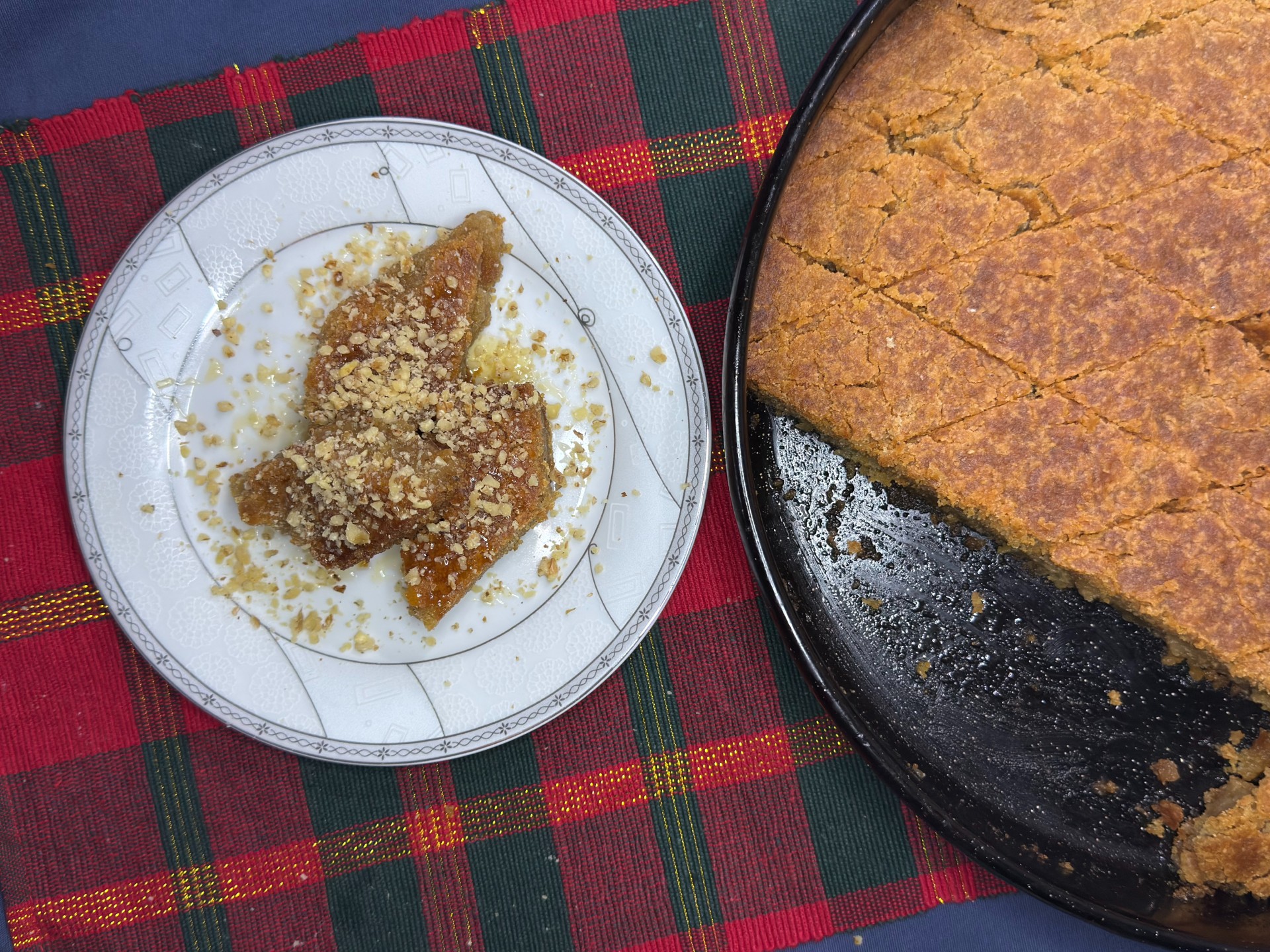 Δοκιμάστε τη συνταγή για μελομακάρονα ταψιού. Η πιο εύκολη, αφράτη και αρωματική εκδοχή του αγαπημένου χριστουγεννιάτικου γλυκού.