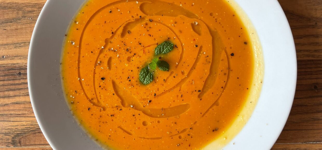 "Απολαύστε τη Σούπα Γλυκοπατάτας με τζίντζερ και κρέμα γάλακτος: πλούσια, βελούδινη και ιδανική για cozy στιγμές."