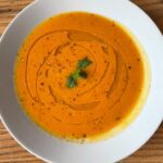 "Απολαύστε τη Σούπα Γλυκοπατάτας με τζίντζερ και κρέμα γάλακτος: πλούσια, βελούδινη και ιδανική για cozy στιγμές."