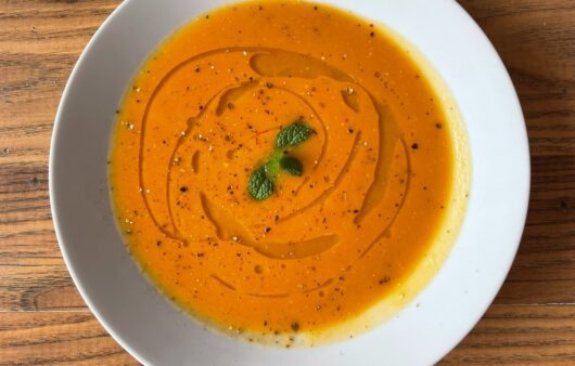 "Απολαύστε τη Σούπα Γλυκοπατάτας με τζίντζερ και κρέμα γάλακτος: πλούσια, βελούδινη και ιδανική για cozy στιγμές."