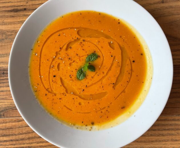 "Απολαύστε τη Σούπα Γλυκοπατάτας με τζίντζερ και κρέμα γάλακτος: πλούσια, βελούδινη και ιδανική για cozy στιγμές."