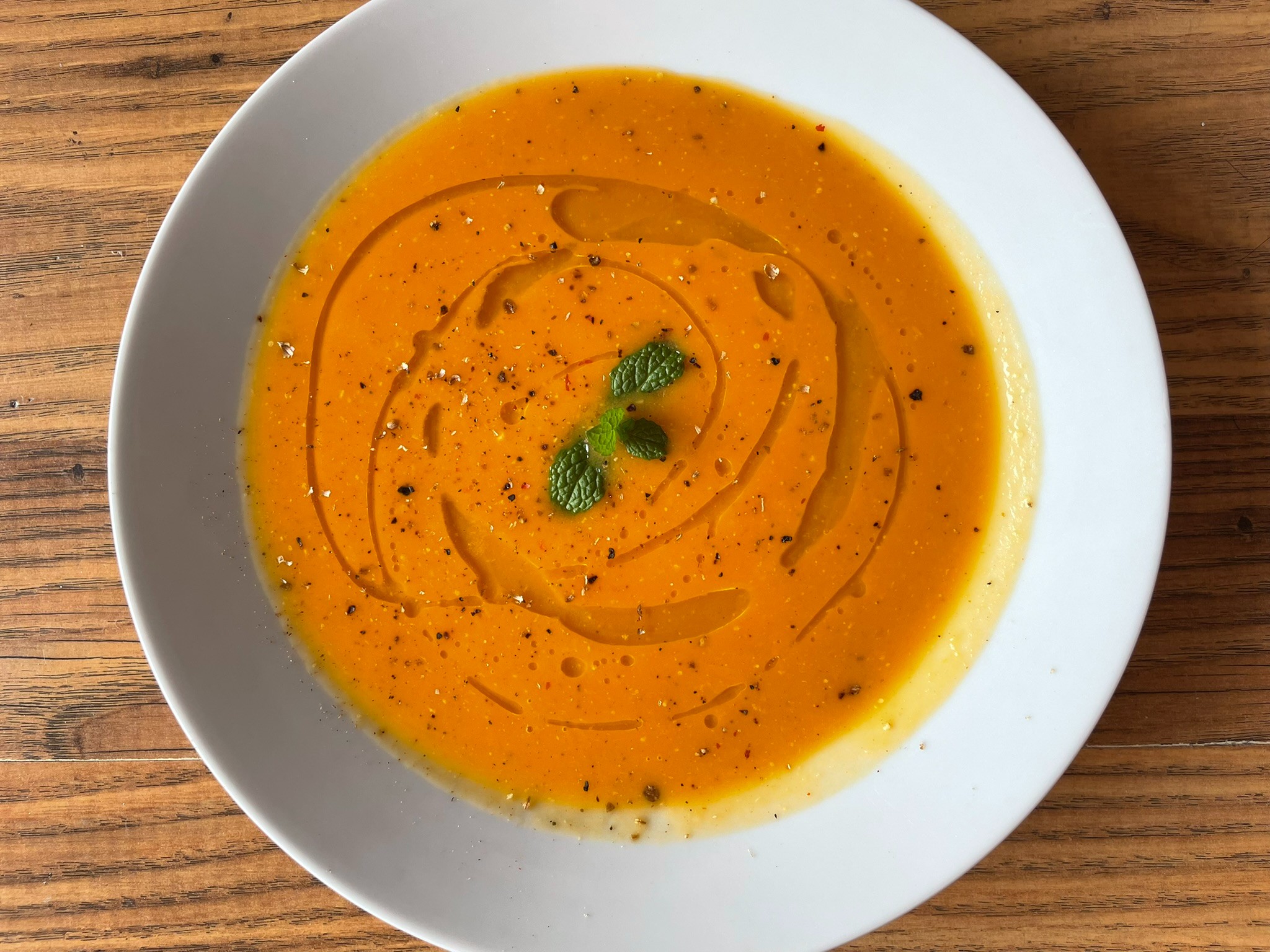 "Απολαύστε τη Σούπα Γλυκοπατάτας με τζίντζερ και κρέμα γάλακτος: πλούσια, βελούδινη και ιδανική για cozy στιγμές."