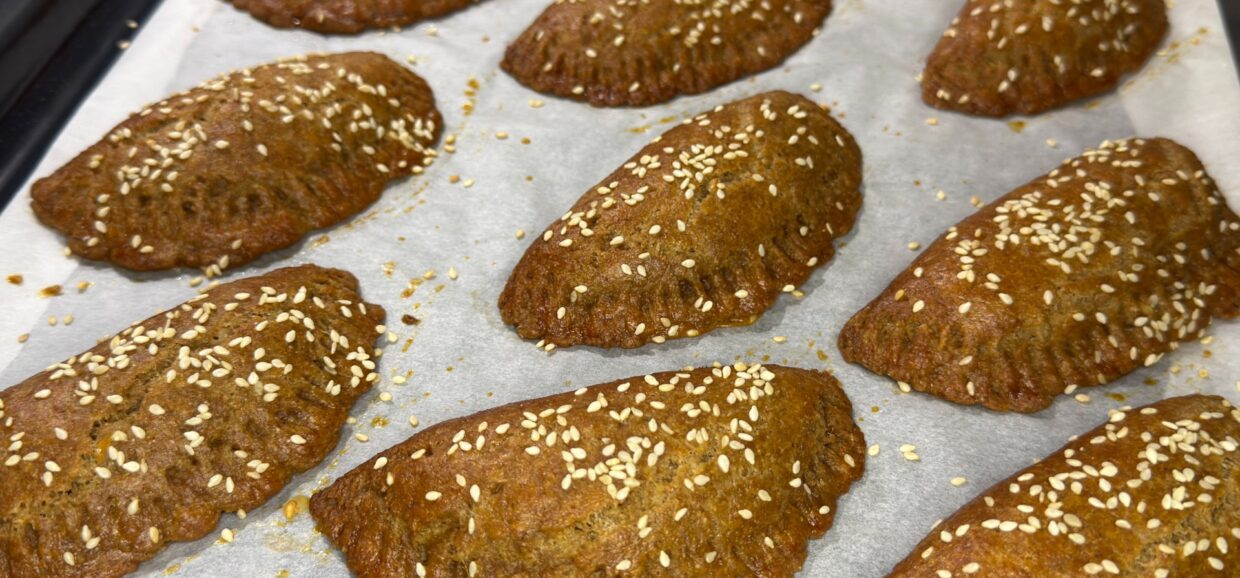 Εύκολη συνταγή για τυροπιτάκια κουρού με αλεύρι ολικής άλεσης. Υγιεινά, νόστιμα και τραγανά, το τέλειο σπιτικό σνακ για μικρούς και μεγάλους!