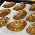 Εύκολη συνταγή για τυροπιτάκια κουρού με αλεύρι ολικής άλεσης. Υγιεινά, νόστιμα και τραγανά, το τέλειο σπιτικό σνακ για μικρούς και μεγάλους!