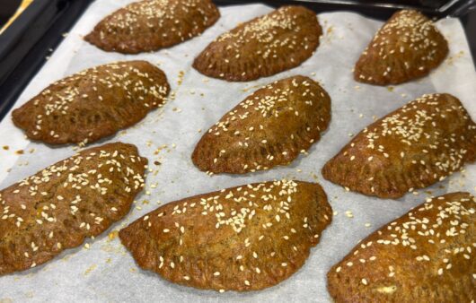 Εύκολη συνταγή για τυροπιτάκια κουρού με αλεύρι ολικής άλεσης. Υγιεινά, νόστιμα και τραγανά, το τέλειο σπιτικό σνακ για μικρούς και μεγάλους!