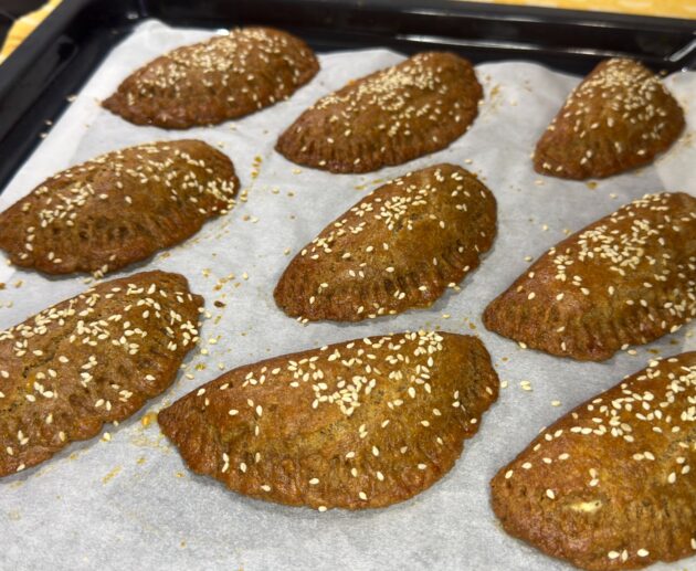 Εύκολη συνταγή για τυροπιτάκια κουρού με αλεύρι ολικής άλεσης. Υγιεινά, νόστιμα και τραγανά, το τέλειο σπιτικό σνακ για μικρούς και μεγάλους!