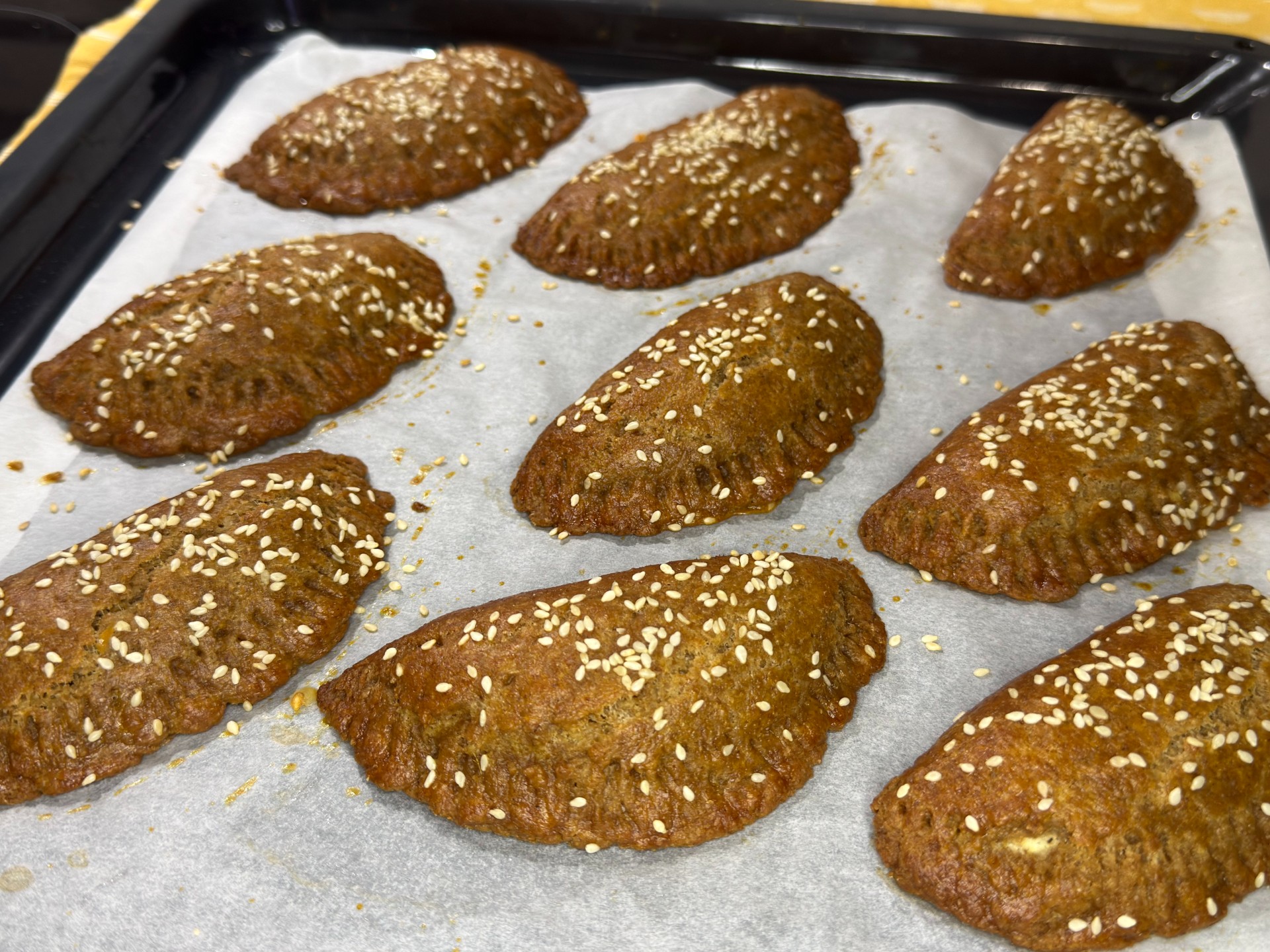 Εύκολη συνταγή για τυροπιτάκια κουρού με αλεύρι ολικής άλεσης. Υγιεινά, νόστιμα και τραγανά, το τέλειο σπιτικό σνακ για μικρούς και μεγάλους!