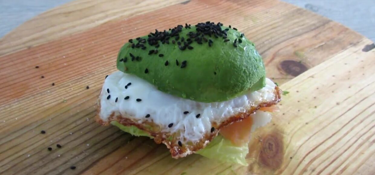 Απολαύστε ένα λαχταριστό αβοκάντο μπέργκερ με σολομό, τηγανητό αυγό και δροσερό γιαούρτι. Υγιεινή και νόστιμη συνταγή έτοιμη σε λίγα λεπτά!