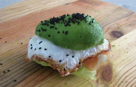 Απολαύστε ένα λαχταριστό αβοκάντο μπέργκερ με σολομό, τηγανητό αυγό και δροσερό γιαούρτι. Υγιεινή και νόστιμη συνταγή έτοιμη σε λίγα λεπτά!