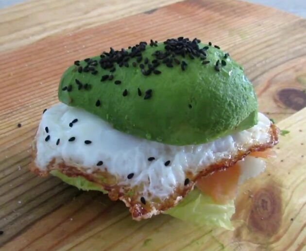 Απολαύστε ένα λαχταριστό αβοκάντο μπέργκερ με σολομό, τηγανητό αυγό και δροσερό γιαούρτι. Υγιεινή και νόστιμη συνταγή έτοιμη σε λίγα λεπτά!