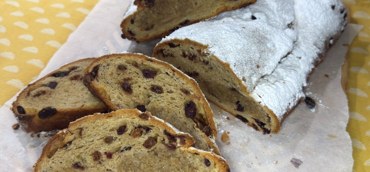 Φτιάξτε το κλασικό γερμανικό Stollen και γεμίστε το σπίτι με άρωμα Χριστουγέννων! Μαλακό, αρωματικό ψωμί με φρούτα και πλούσια γεύση.