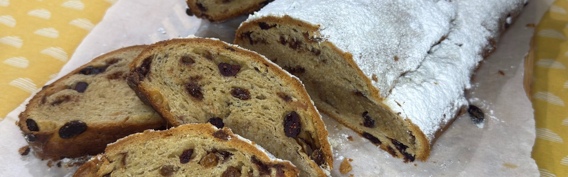 Φτιάξτε το κλασικό γερμανικό Stollen και γεμίστε το σπίτι με άρωμα Χριστουγέννων! Μαλακό, αρωματικό ψωμί με φρούτα και πλούσια γεύση.