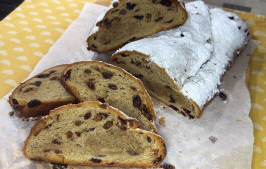 Φτιάξτε το κλασικό γερμανικό Stollen και γεμίστε το σπίτι με άρωμα Χριστουγέννων! Μαλακό, αρωματικό ψωμί με φρούτα και πλούσια γεύση.