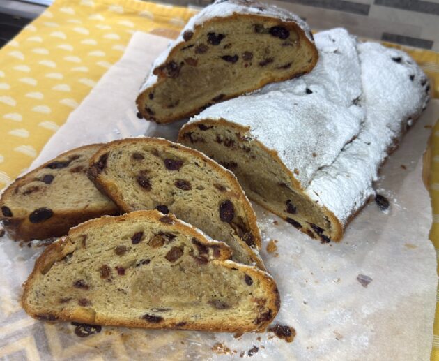 Φτιάξτε το κλασικό γερμανικό Stollen και γεμίστε το σπίτι με άρωμα Χριστουγέννων! Μαλακό, αρωματικό ψωμί με φρούτα και πλούσια γεύση.