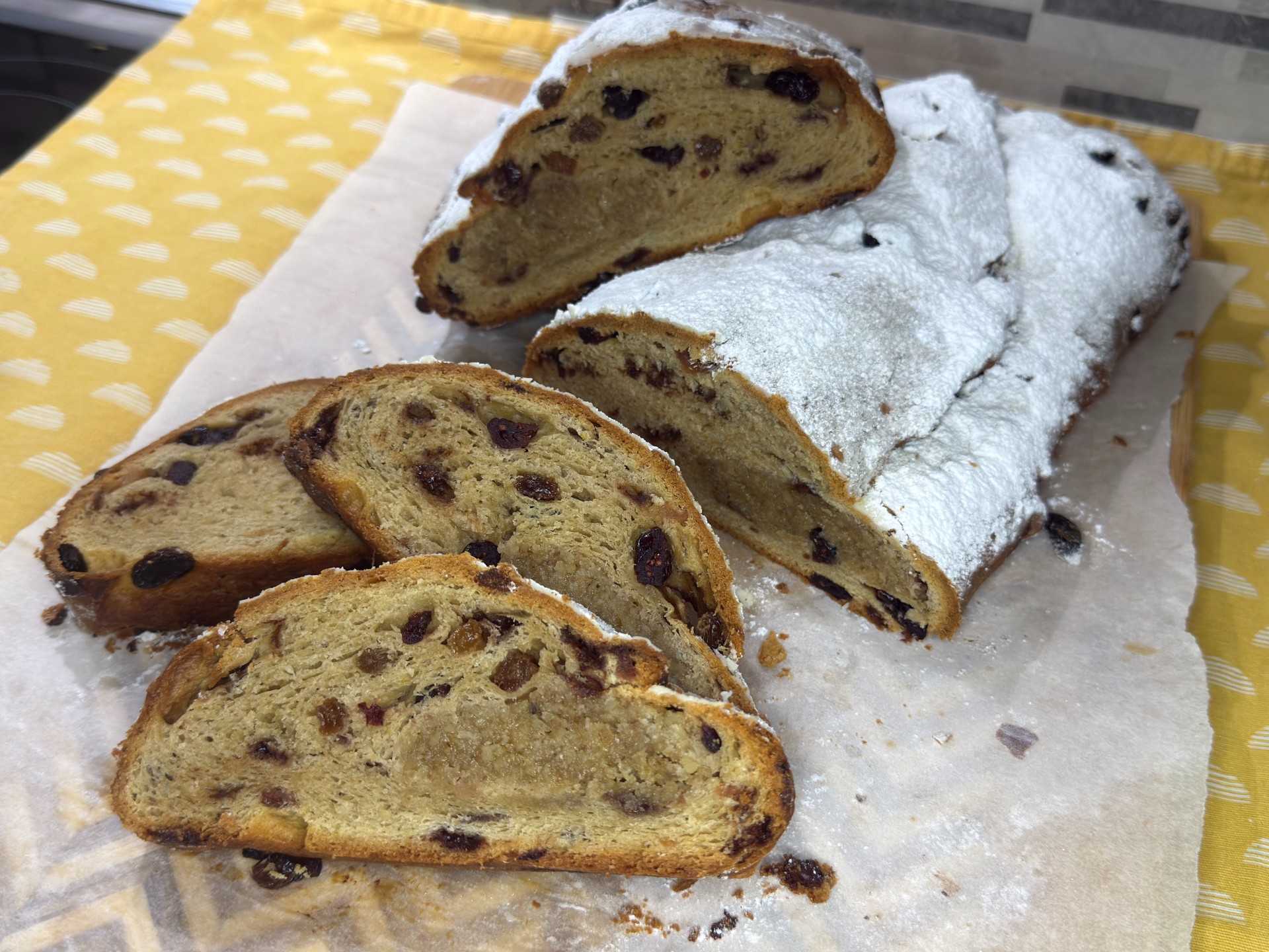 Φτιάξτε το κλασικό γερμανικό Stollen και γεμίστε το σπίτι με άρωμα Χριστουγέννων! Μαλακό, αρωματικό ψωμί με φρούτα και πλούσια γεύση.