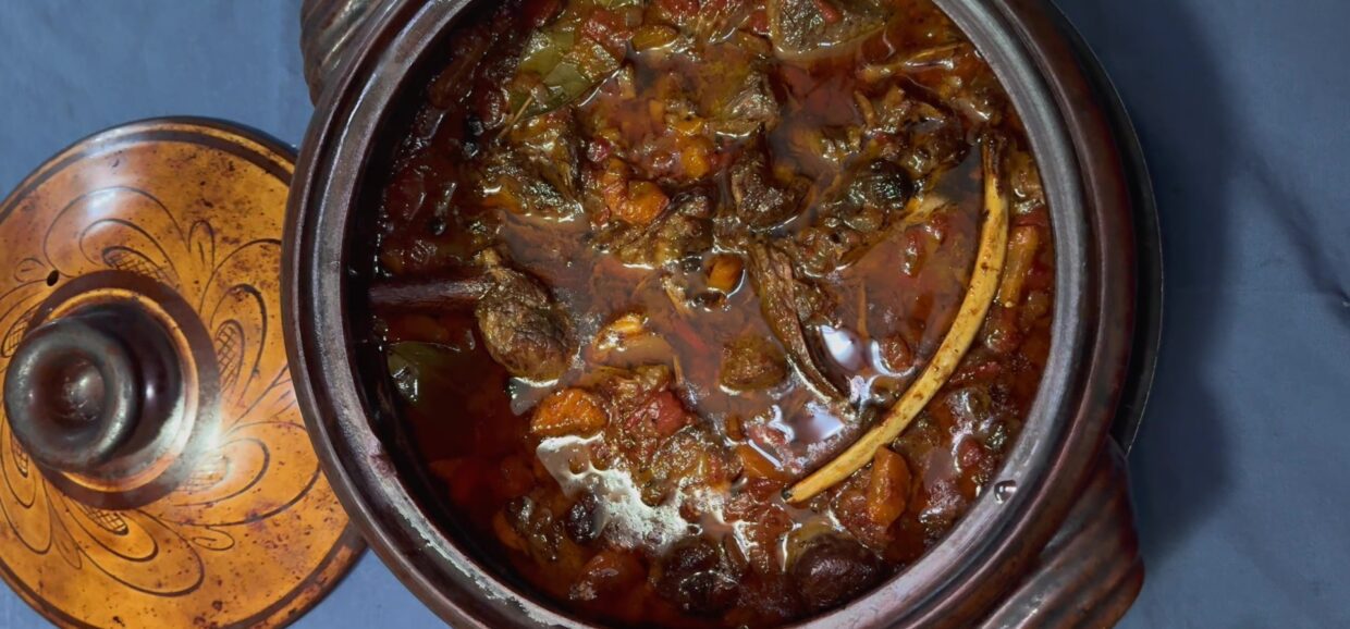 Απολαύστε αγριογούρουνο κοκκινιστό στο πήλινο πλούσια γεύση, αρωματικά μπαχαρικά και παραδοσιακή ελληνική συνταγή που λιώνει στο στόμα.