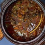 Απολαύστε αγριογούρουνο κοκκινιστό στο πήλινο πλούσια γεύση, αρωματικά μπαχαρικά και παραδοσιακή ελληνική συνταγή που λιώνει στο στόμα.