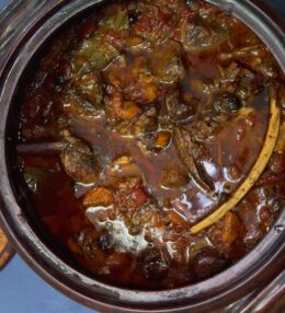 Αγριογούρουνο Κοκκινιστό Σιγομαγειρεμένο Στο Πήλινο