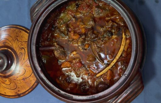 Απολαύστε αγριογούρουνο κοκκινιστό στο πήλινο πλούσια γεύση, αρωματικά μπαχαρικά και παραδοσιακή ελληνική συνταγή που λιώνει στο στόμα.