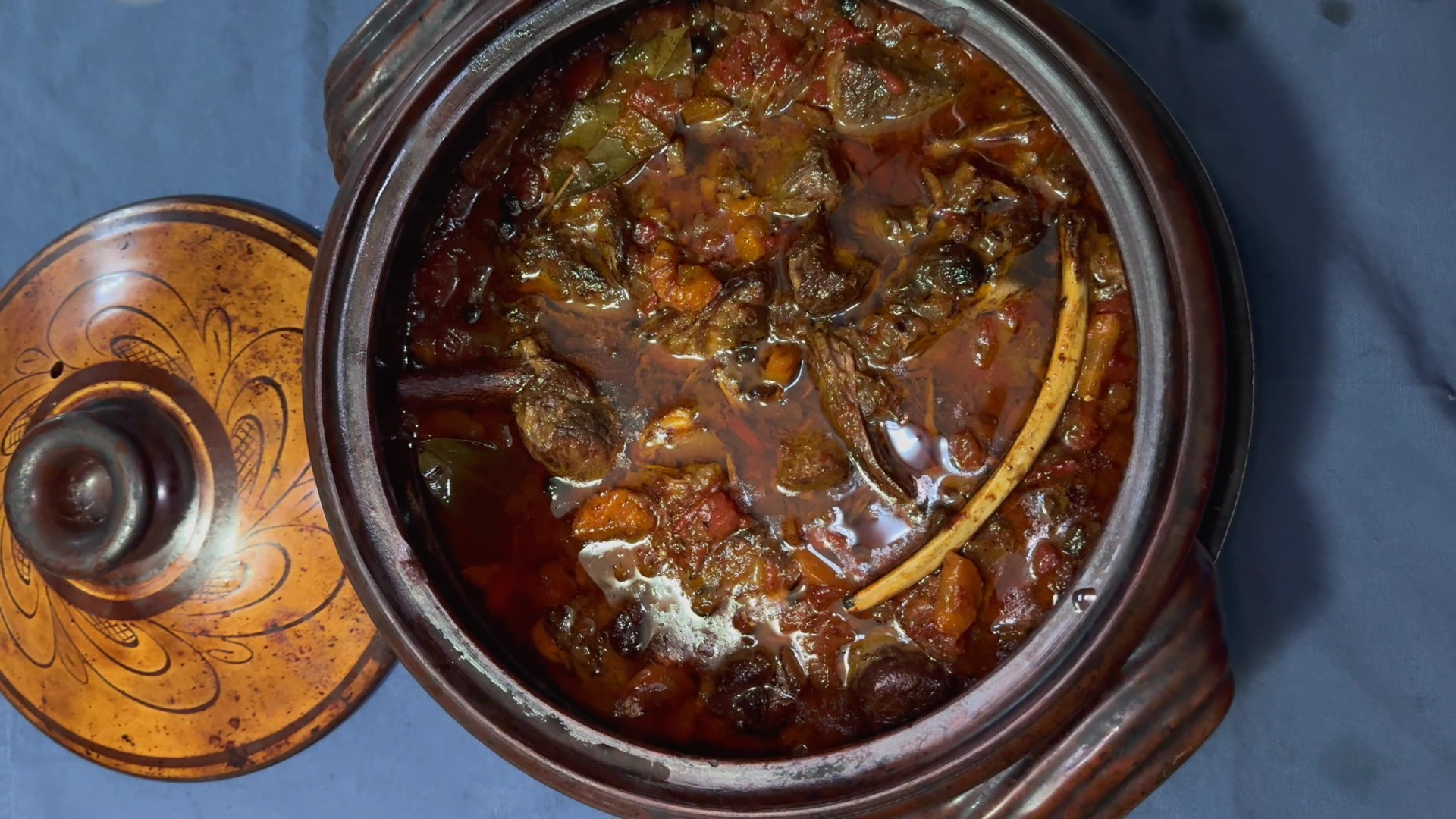 Απολαύστε αγριογούρουνο κοκκινιστό στο πήλινο πλούσια γεύση, αρωματικά μπαχαρικά και παραδοσιακή ελληνική συνταγή που λιώνει στο στόμα.