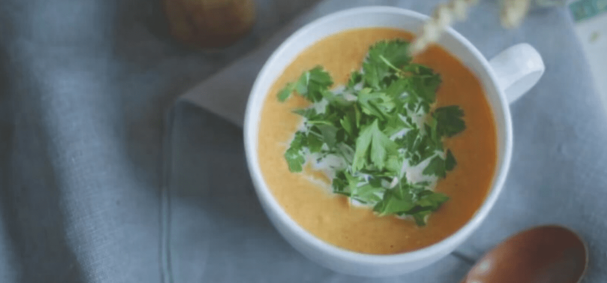 Βελούδινη κολοκυθόσουπα με καρότα, τζίντζερ και κρέμα γάλακτος. Εύκολη, αρωματική και ιδανική για υγιεινό χειμωνιάτικο γεύμα.