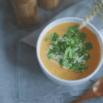 Βελούδινη κολοκυθόσουπα με καρότα, τζίντζερ και κρέμα γάλακτος. Εύκολη, αρωματική και ιδανική για υγιεινό χειμωνιάτικο γεύμα.