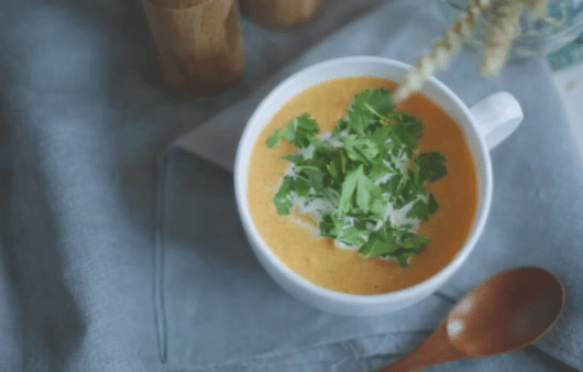 Βελούδινη κολοκυθόσουπα με καρότα, τζίντζερ και κρέμα γάλακτος. Εύκολη, αρωματική και ιδανική για υγιεινό χειμωνιάτικο γεύμα.
