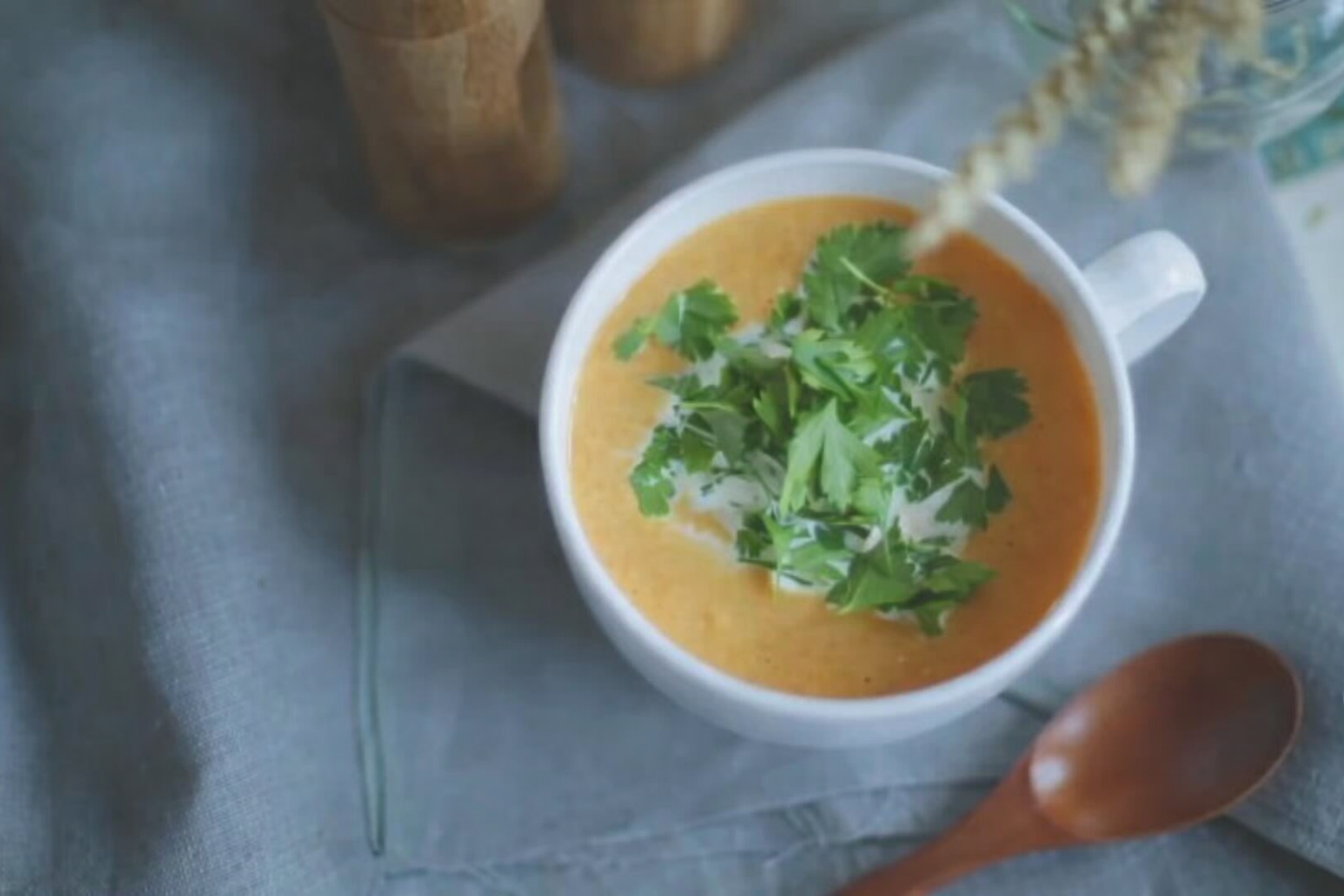 Βελούδινη κολοκυθόσουπα με καρότα, τζίντζερ και κρέμα γάλακτος. Εύκολη, αρωματική και ιδανική για υγιεινό χειμωνιάτικο γεύμα.