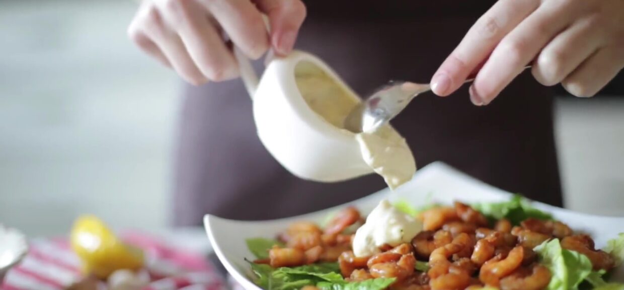 «Απολαύστε μια δροσερή και λαχταριστή Σαλάτα Caesar με ζουμερές γαρίδες, τραγανό μαρούλι και πλούσια Caesar sauce.