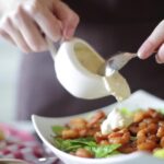 «Απολαύστε μια δροσερή και λαχταριστή Σαλάτα Caesar με ζουμερές γαρίδες, τραγανό μαρούλι και πλούσια Caesar sauce.